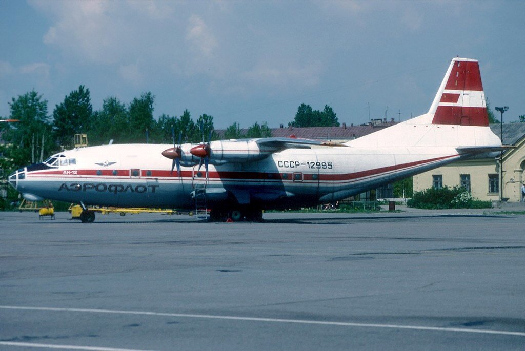 Ан-12Б СССР-12995. Санкт-Петербург, аэропорт Пулково, 1992 г. Автор фото: Ален Дюран.
