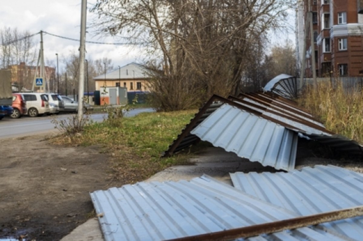    Профнастил сорвало со входной группы дома.