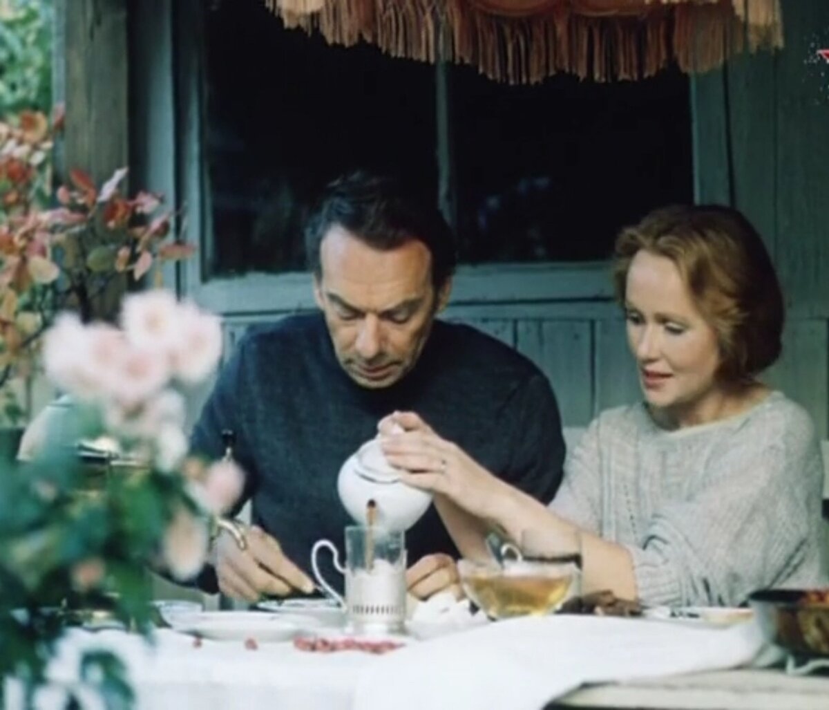 Алексей Баталов и Нийоле Ожелите в фильме "Зонтик для новобрачных"