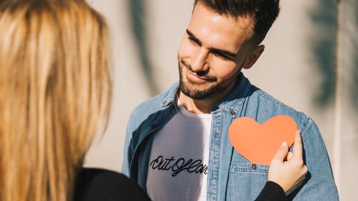    Парень, улыбаясь, смотрит на девушку:Freepik