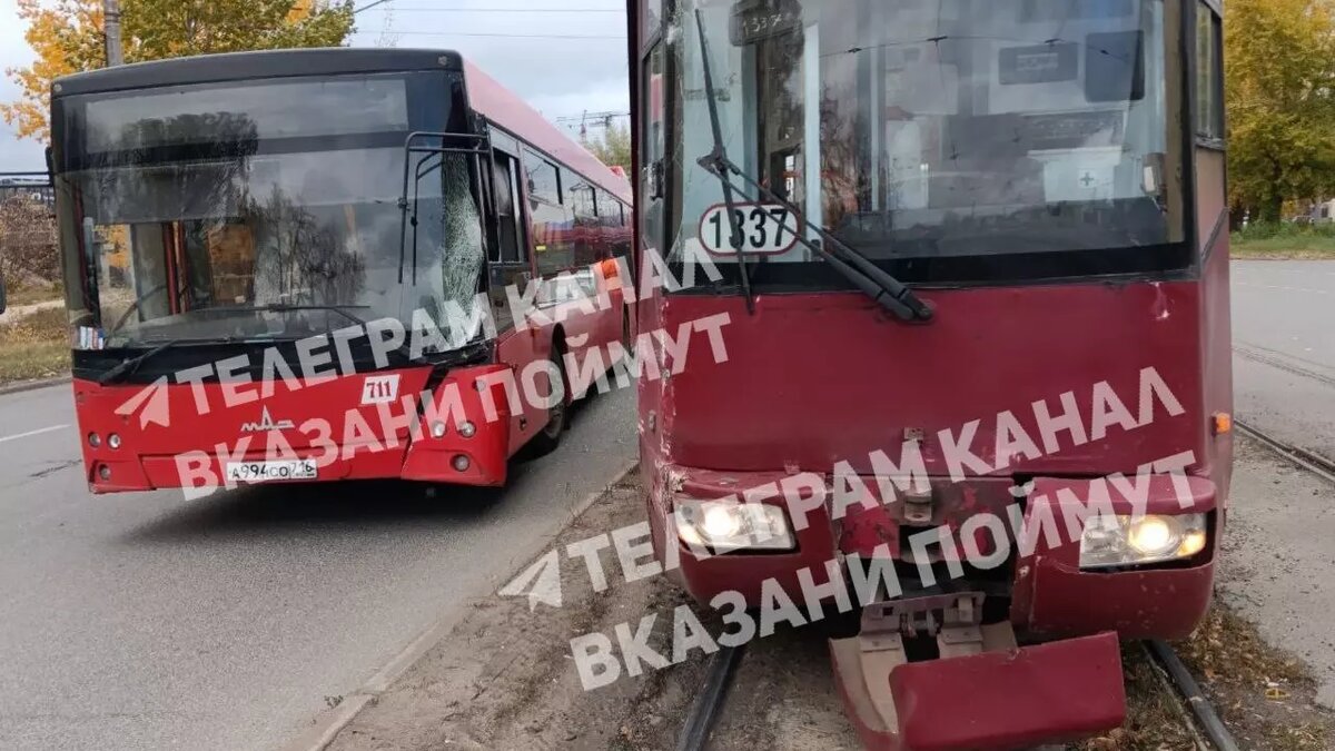     В Казани на улице Копылова столкнулись автобус и трамвай. Из-за этого остановилось движение электротранспорта в Авиастроительном районе города. Об этом пишут очевидцы в Telegram-канале Region 116.