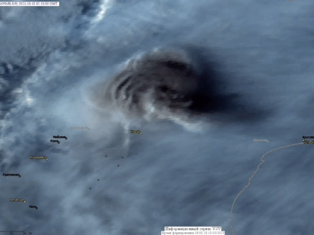    Извержение вулкана Безымянный© Super volcanology/Telegram