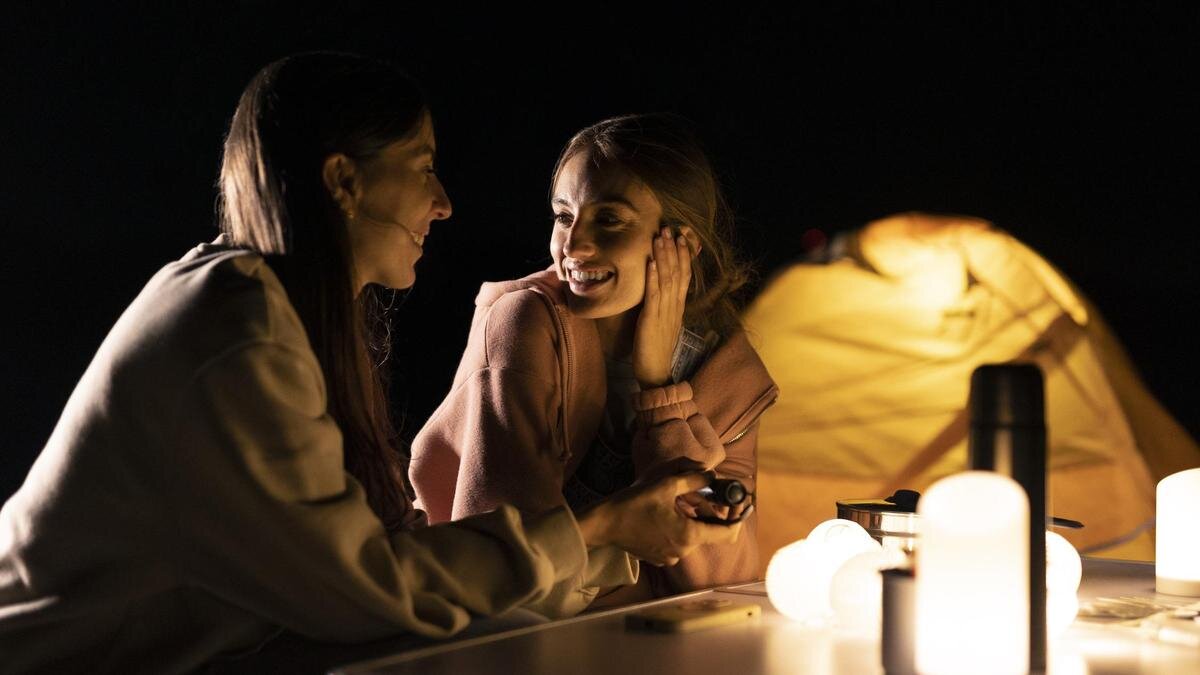    Подруги разговаривают в темноте:Freepik