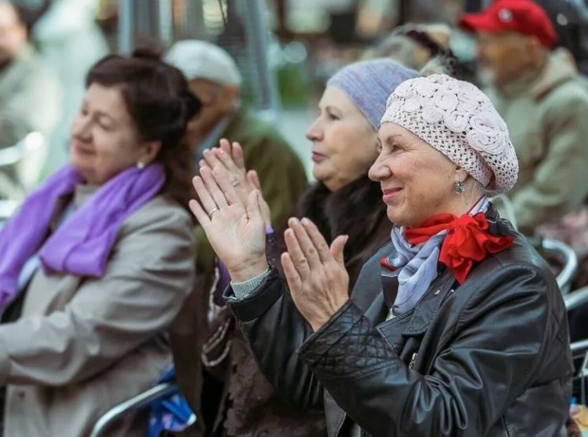 Пенсионер старый 80 лет. Пенсионеры в России. Российские пенсионеры. Выплата пенсионерам старше 65 лет. 600 Руб для пенсионеров.