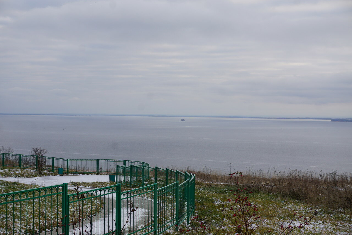 Волгокама тут широка, но и берег высок, поэтому на горизонте противоположный берег видно. А вот в Лаишево с берега реки - уже нет