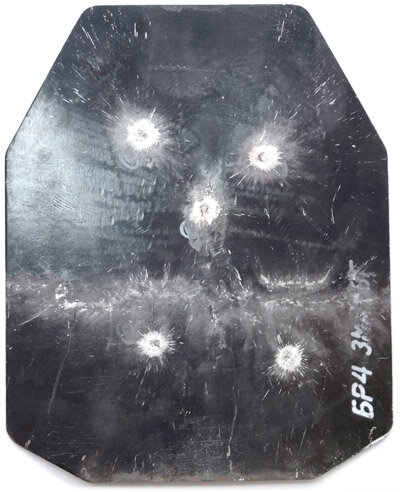 Стальная бронепластина класса Бр4 после тестового отстрела. Положенное держит отлично. А вот 7.62х54 Б-32 не надо... (фото из открытых источников)