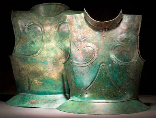 Кирасы времён античности, древняя Греция. Судя по зеленоватому цвету в сплаве имеется бронза (фото из открытых источников)