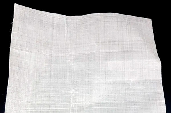СВМПЭ полотно, один слой. Видны волокна под 90 градусов (фото из открытых источников)