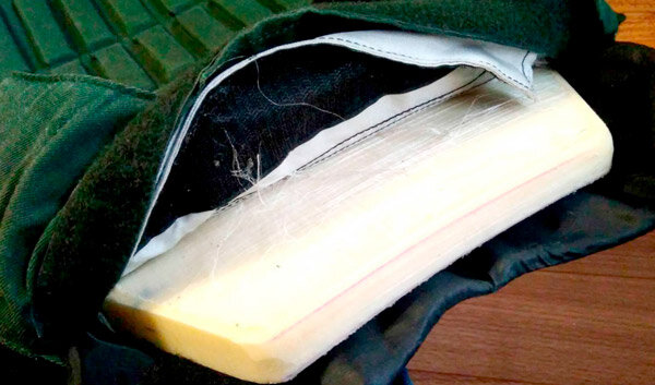 Плита из чистого СВМПЭ класса Бр3 вставленная в отсек жилета (фото из открытых источников)