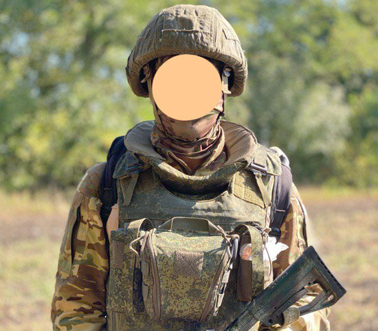 Боец с шейным модулем, призванным защитить от осколоков, но и от возможных рикошетов от стальной пластины бронежилета... (фото из открытых источников)