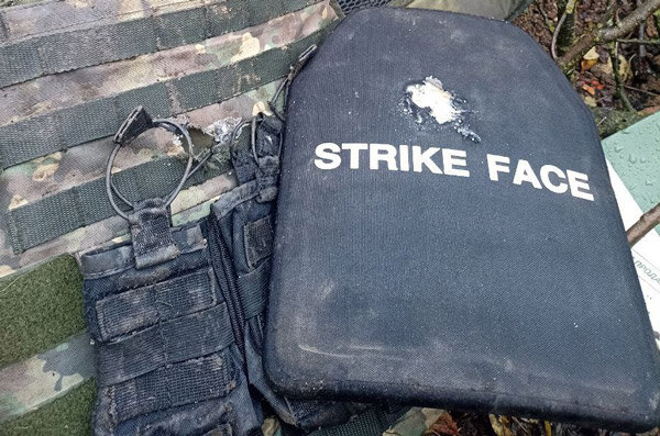 Бронежилет, оставленный противником на поле боя. Конкретно это попадание в керамическую плиту не нанесло поражения. Наверное был ранен в другие места и эвакуирован, а броню скинули, чтобы облегчить ношу (фото из открытых источников) 