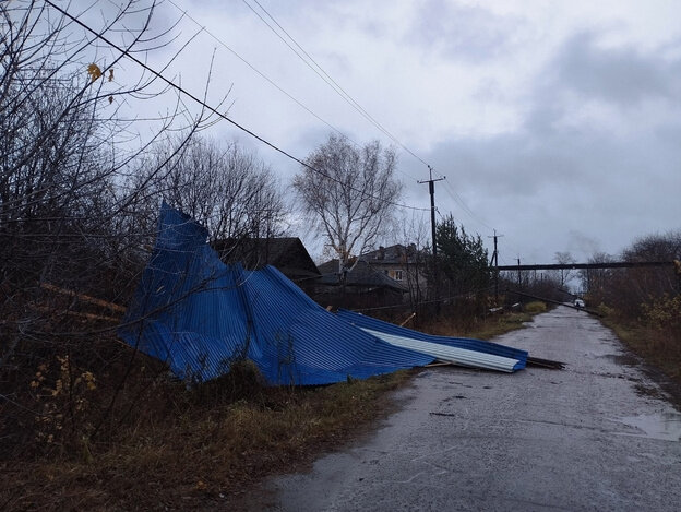    Упавшие деревья и сорванные крыши: последствия непогоды в Кировской области. Фото