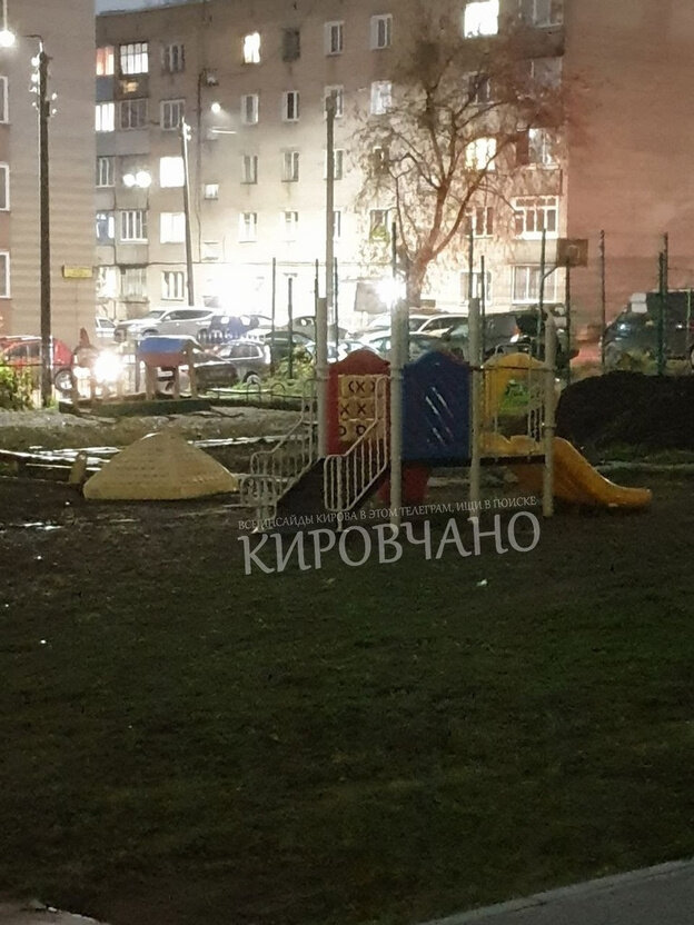    Упавшие деревья и сорванные крыши: последствия непогоды в Кировской области. Фото