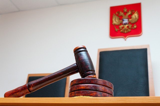    Можно ли подать в суд, если показали средний палец?