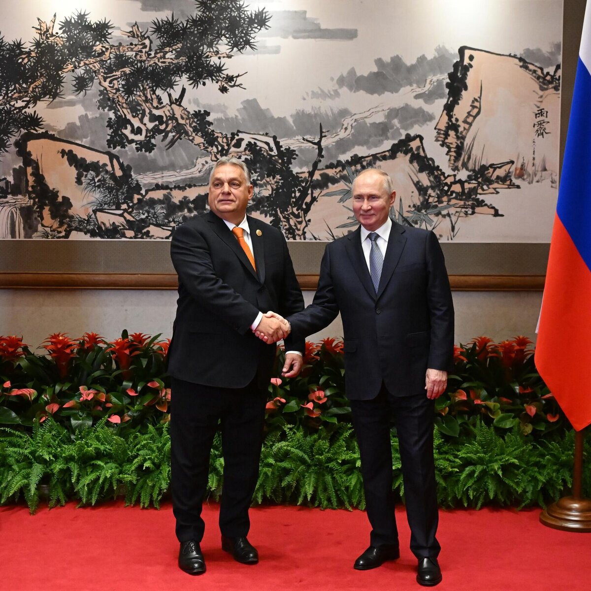 В Пекине сразу встретились.