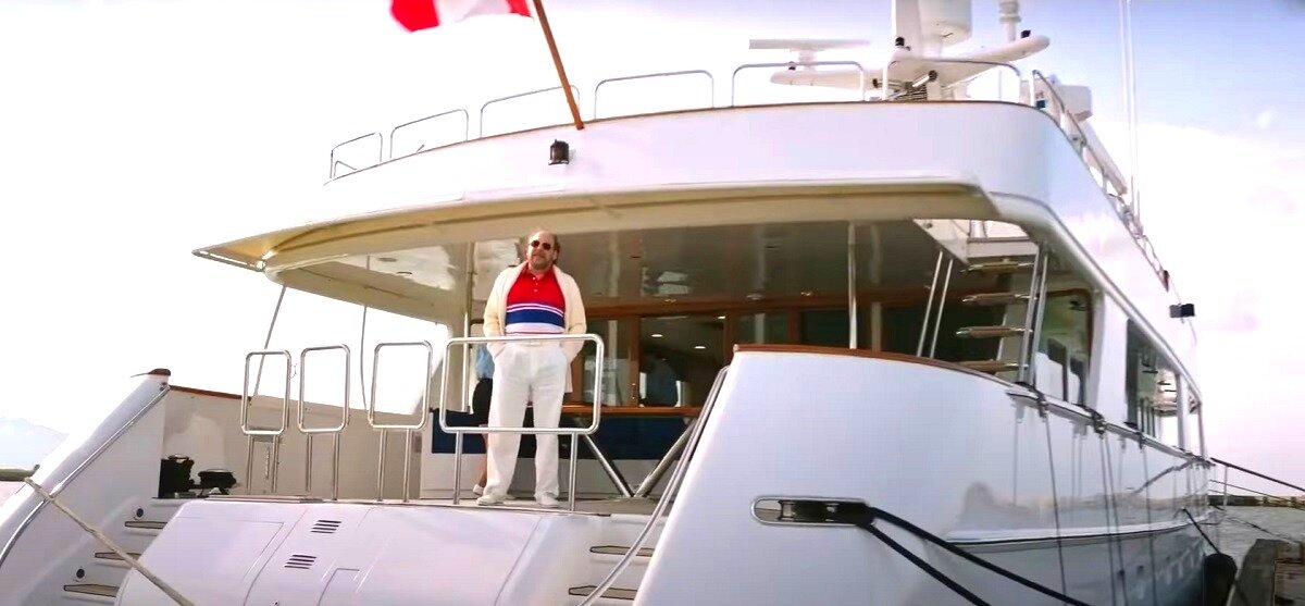 Можно сказать, что личная яхта в таких фильмах, это неотъемлемый атрибут главного злодея. Можно - но только не в "Похоронах", где главный "хорошист"  аж на личном самолете летает.