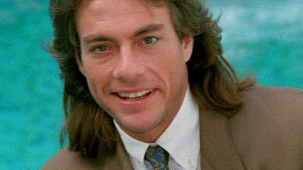    Жан-Клод Ван Дамм родился 18 октября 1960 года в бельгийском муниципалитете Беркем-Сент-Агат в семье бухгалтера и домохозяйки. Настоящая фамилия актера — Ван Варенберг — оказалась трудной для произношения, поэтому он сменил фамилию на Ван Дамм в память об умершем друге. В детстве будущий актер был капризным и плаксивым, часто болел, поэтому в возрасте 10 лет отец отдал его в школу карате Zuma Press