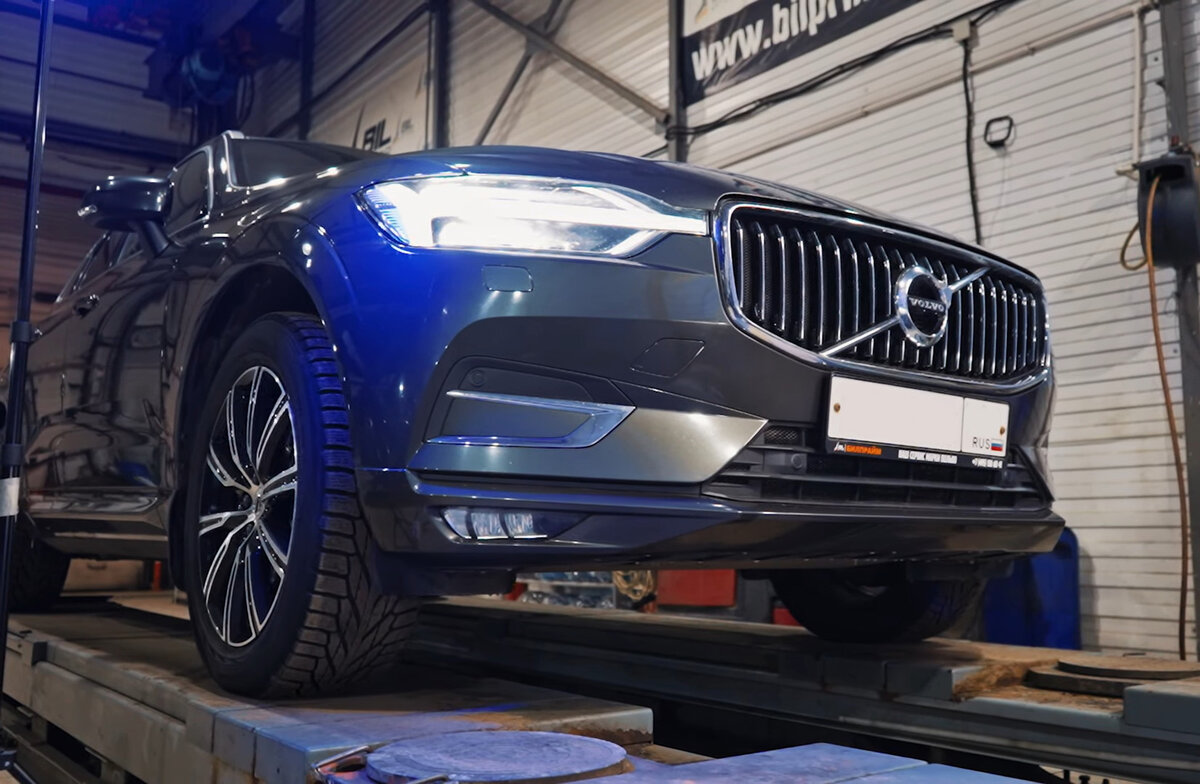 Несмотря на то, что процесс замены масла не представляет сложностей, владельцы автомобилей или даже сервисы совершают 5 ошибок при его замене. Разберем их на примере автомобиля Volvo XC60 T5 2020 1.-2