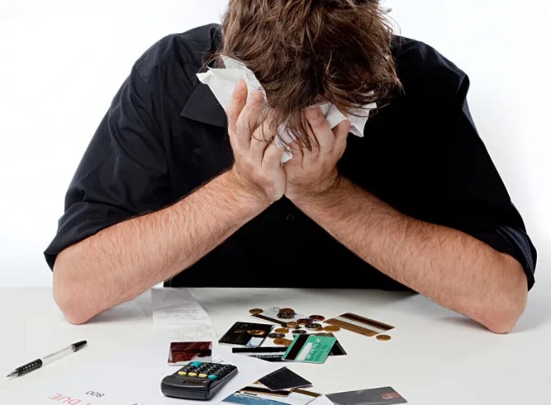 слезы деньгами. человек с деньгами. усталая женщина. человек без денег. плачущая женщина и деньги.