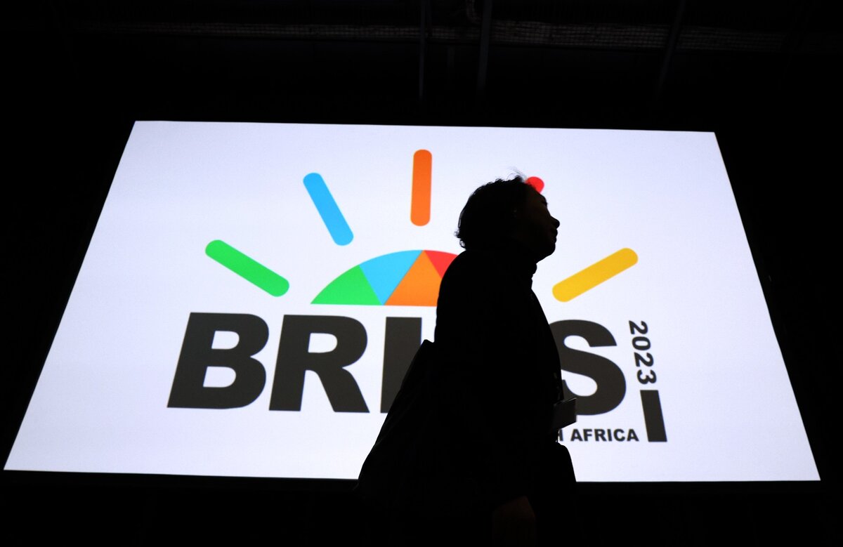 Фото: ТАСС / Сергей Бобылев / Логотип БРИКС
