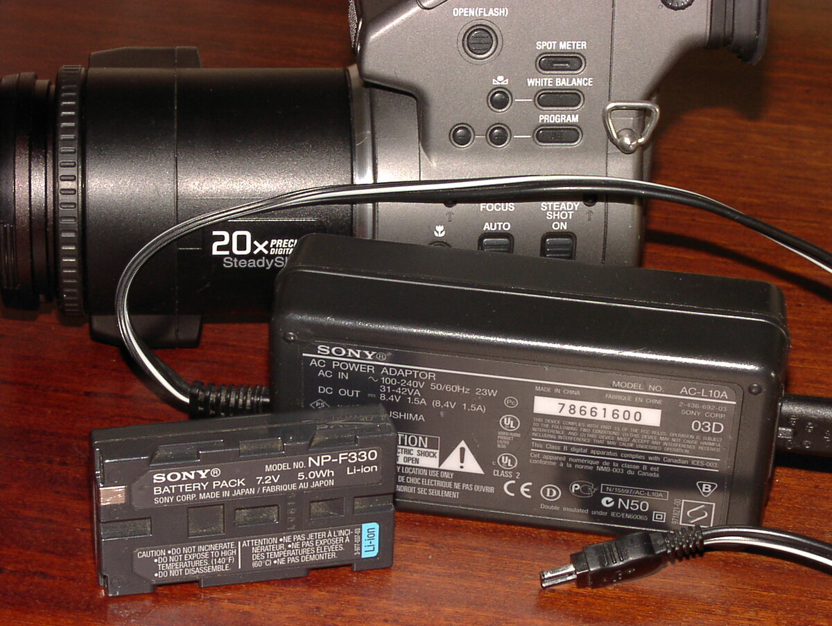 Sony MVC-FD95, батарея и сетевой адаптер