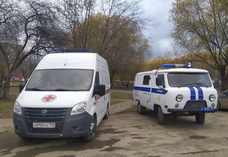    У школы находятся оперативные службы: полиция, скорая и спасатели