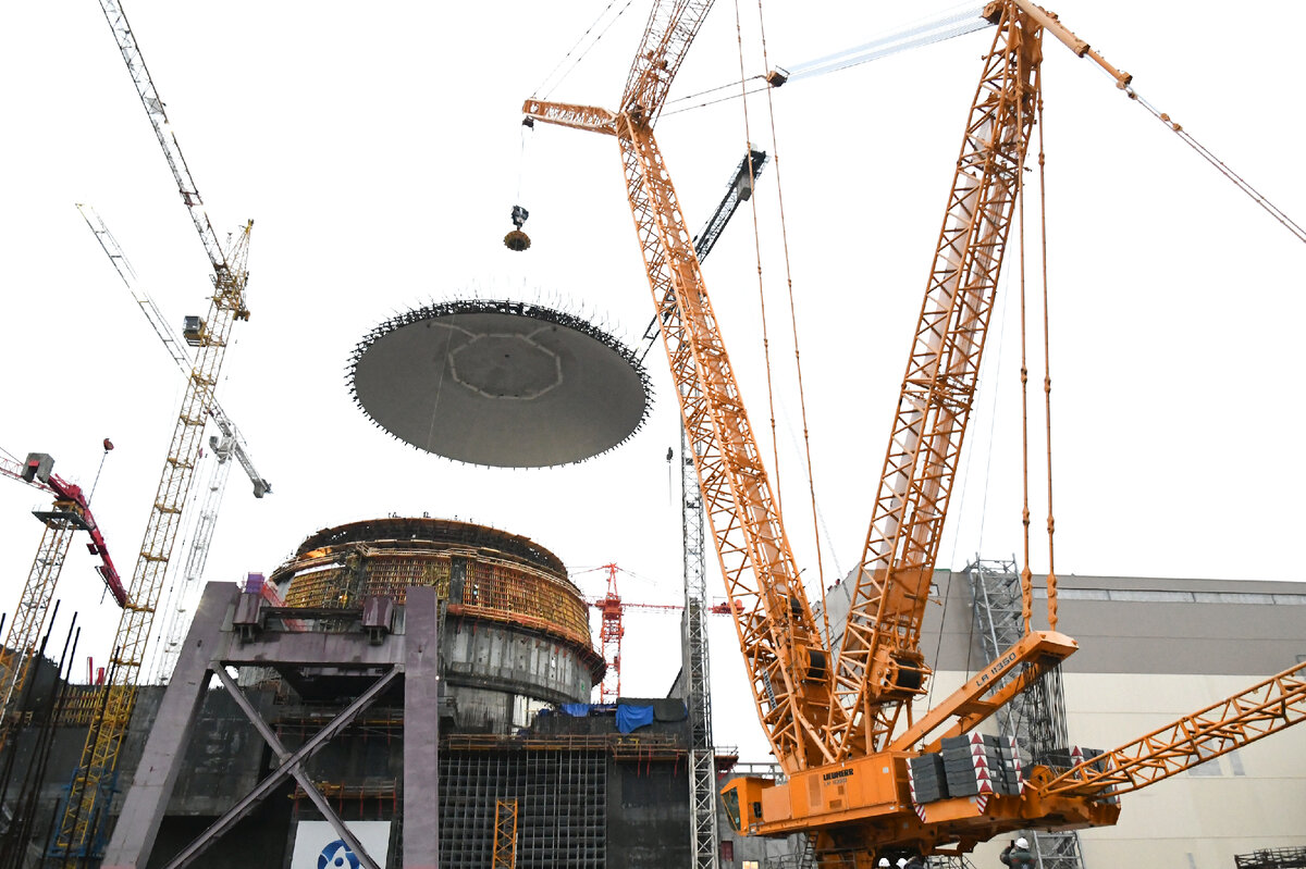 Монтаж купольной части наружной защитной оболочки на энергоблоке №1
