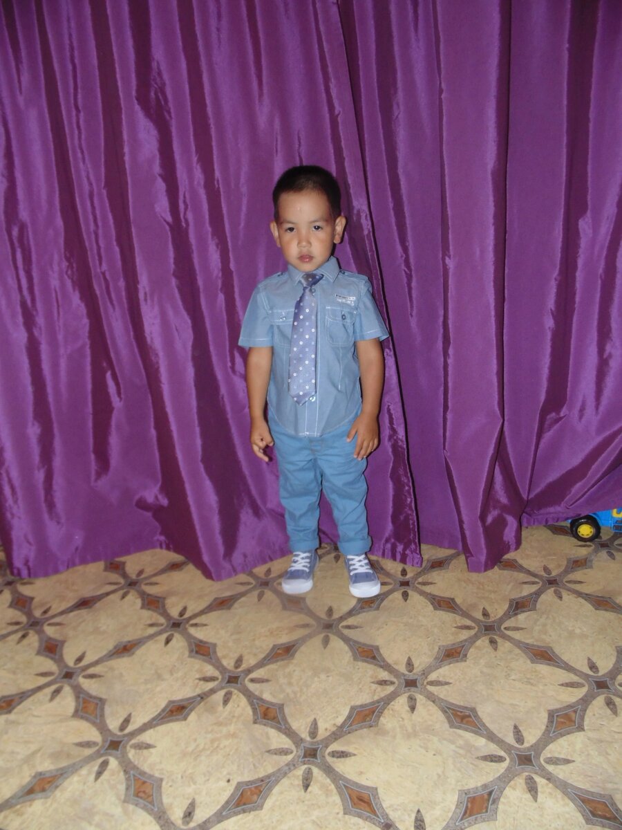 2,5года. Сам маленький, а взгляд мужской уже. 