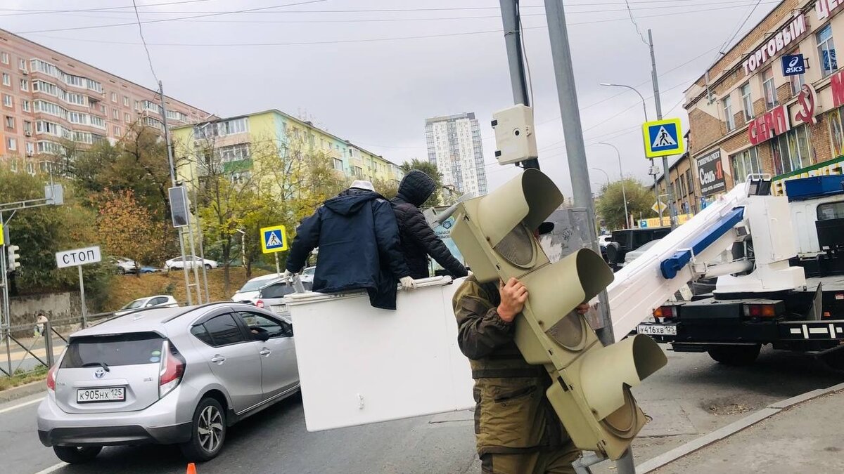     Специалисты заменяют устаревшие светофорные головки на новые по нескольким адресам во Владивостоке. Они будут светодиодными — такие элементы гораздо легче и ярче.