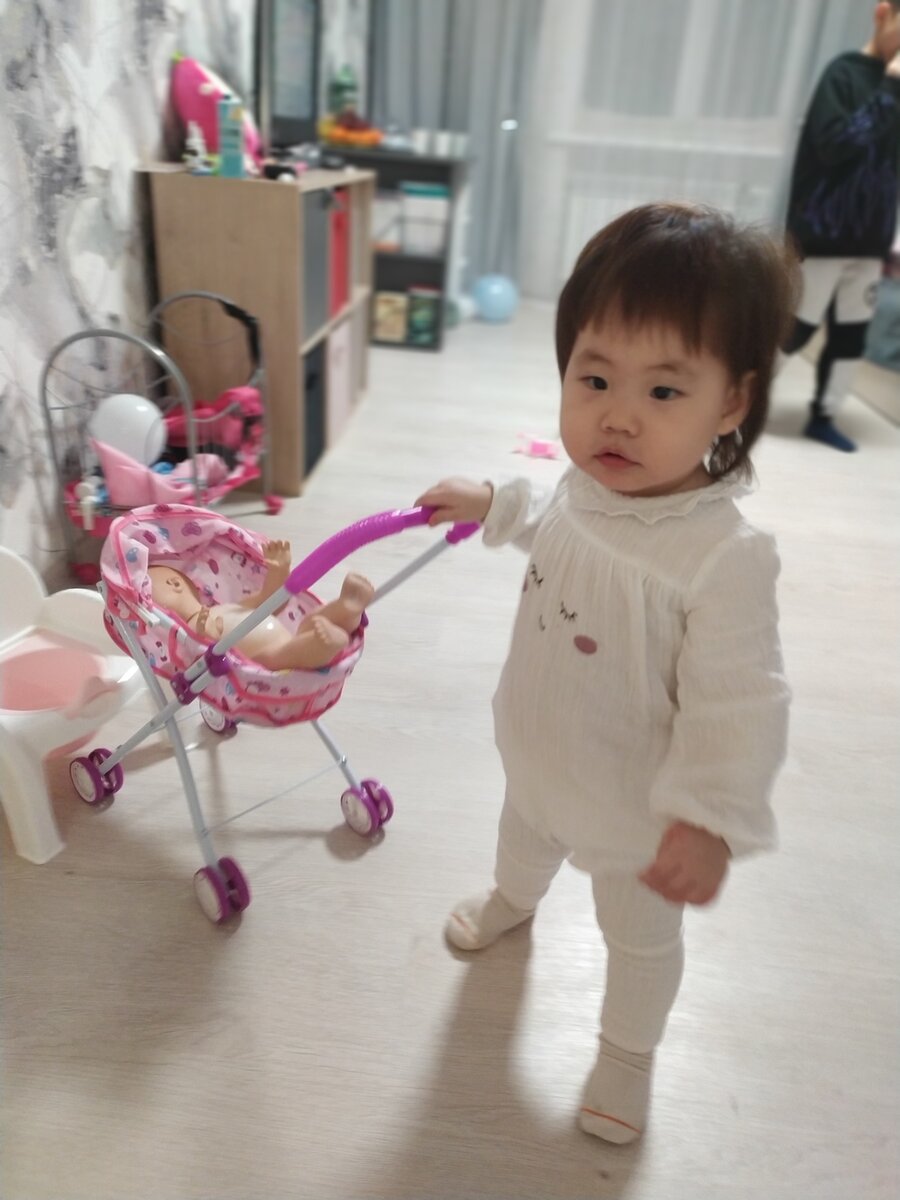 Любимые игрушки-пупс и коляски. 