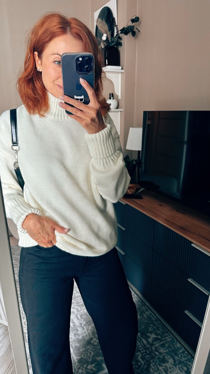 Свитер в молочном цвете. На мне размер 42-44.