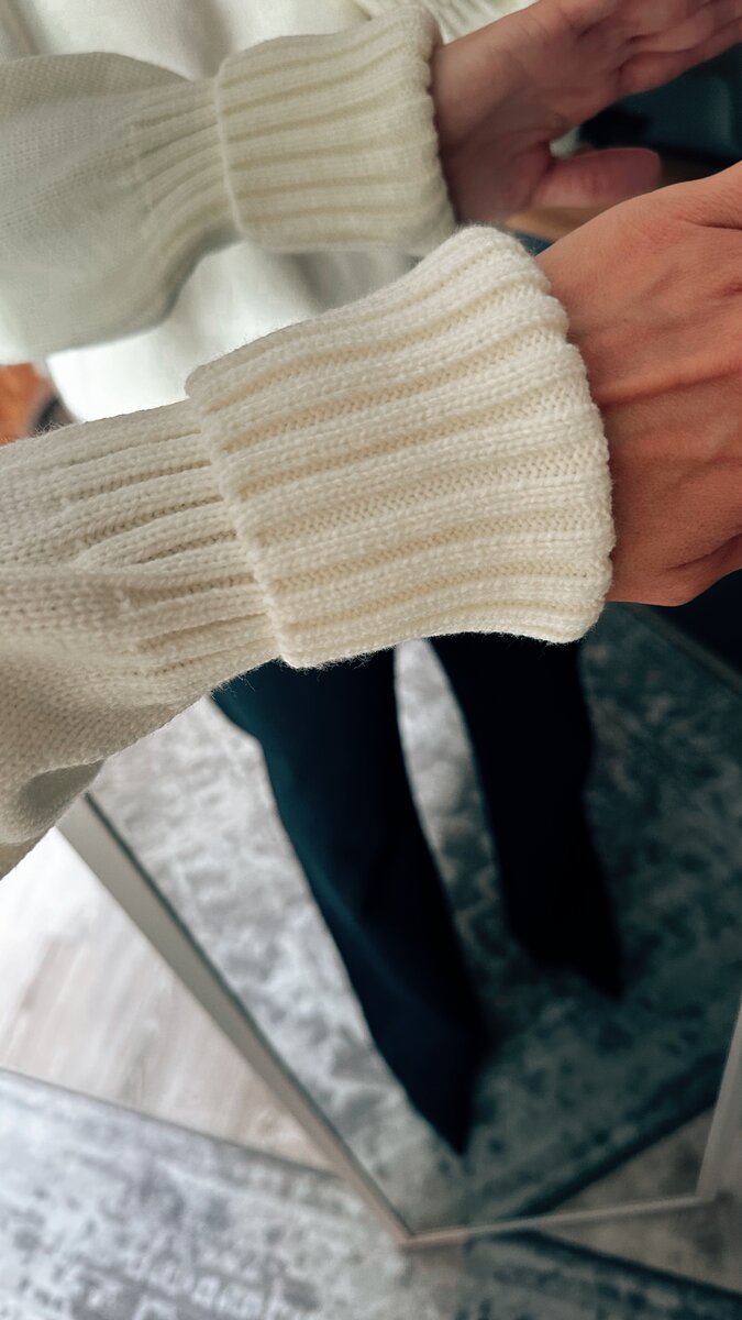 Отличная плотная вязка, которая хорошо держит форму. В составе шерсть и акрил. Свитер совершенно не колется и точно подойдет даже девочкам с чувствительной кожей. 