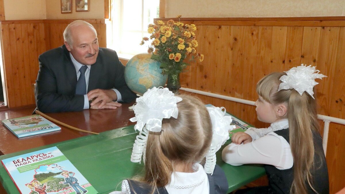 Президент Лукашенко в роли учителя. Фото Яндекс.Картинки. 