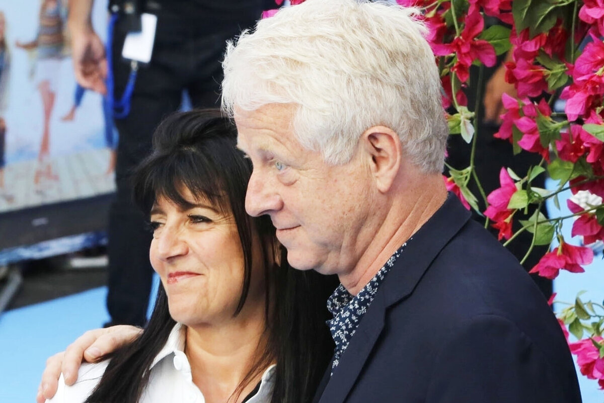     Брачный рекордсмен: Ричард Кертис женился на возлюбленной спустя 33 года отношений и рождения троих детей