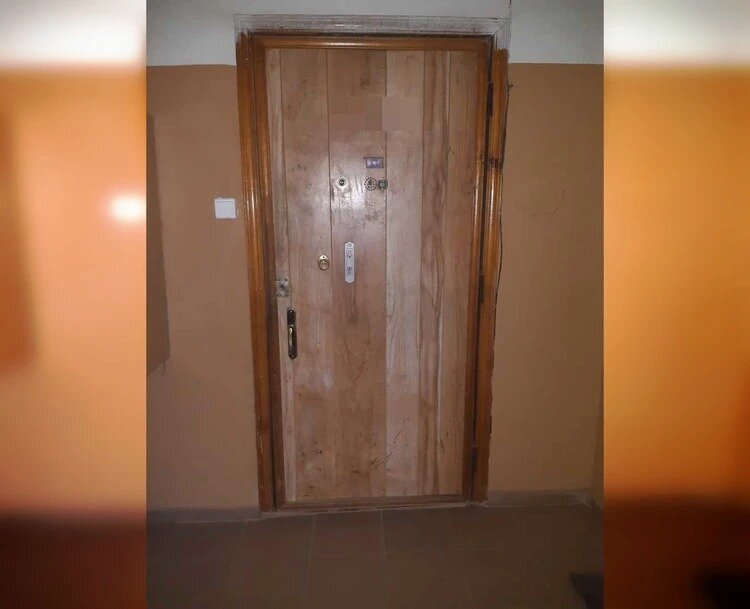 Единственная обшарпанная дверь на 14-м этаже принадлежит именно Мухаметзяновым