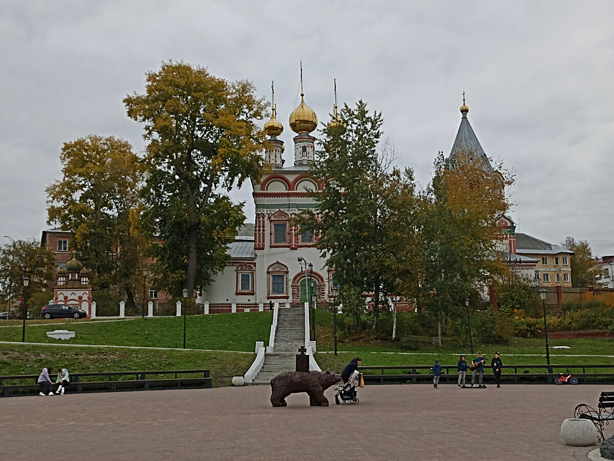 Городская скульптура Соликамский медведь на городской набережной