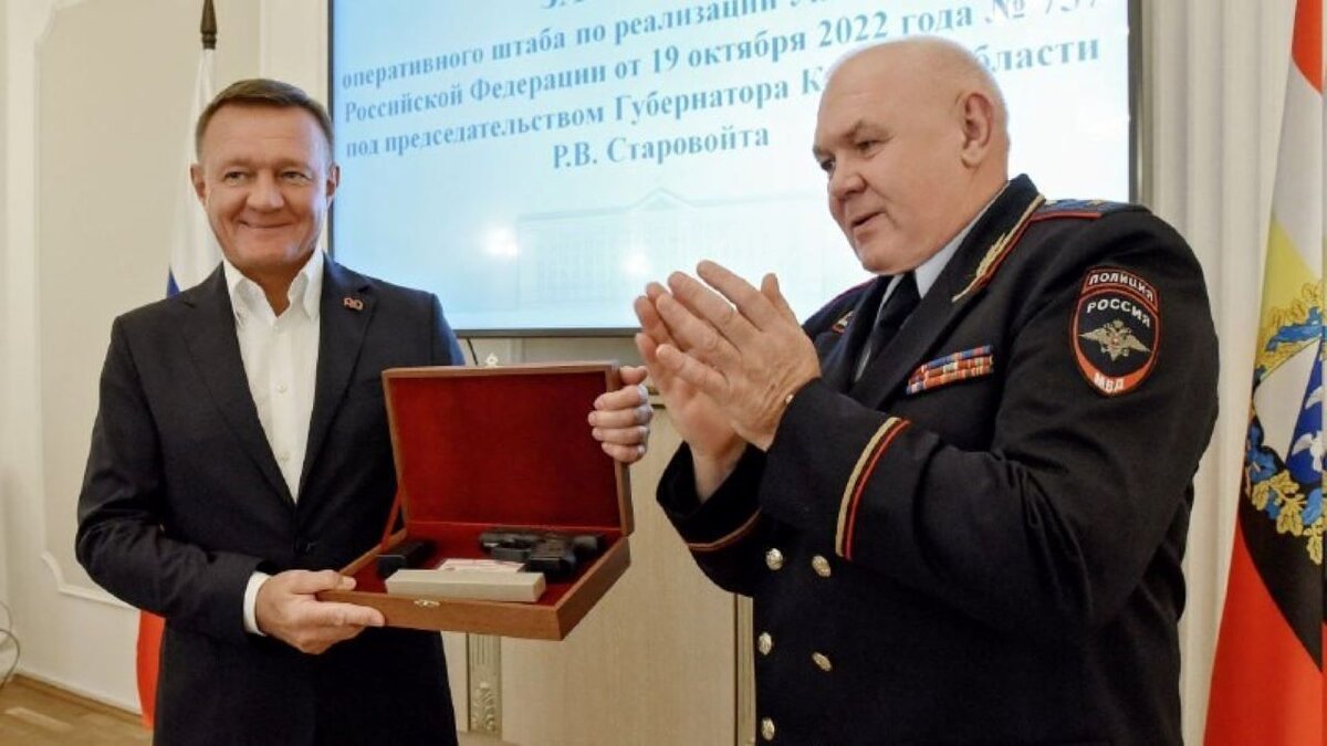    Роману Старовойту вручено наградное оружие от МВД России