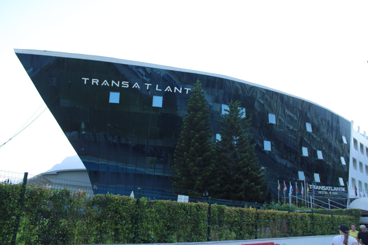 Это прямо в центре поселка