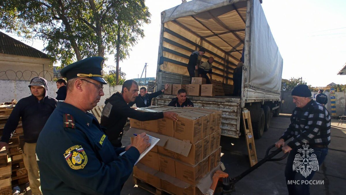 Специалисты МЧС России доставили более 20 тонн гуманитарной помощи в Херсонскую область