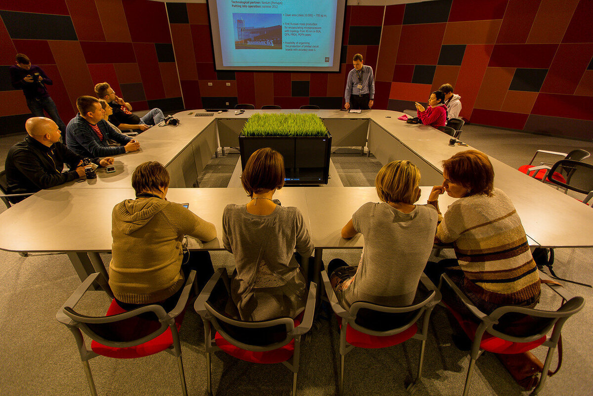 В однодневном туре по предприятиям инновационного кластера «Технополис GS» приняли участие ведущие блогеры на портале Livejournal. Нам были продемонстрированы предприятия, жилая зона и арт объекты, возведенные в кластере.