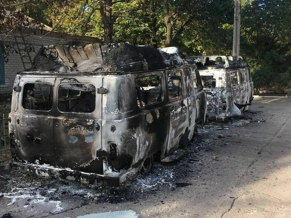    Сгоревший медтранспорт после удара ВСУ по больнице в Алешкинском районе© Фото : Андрей Алексеенко/Telegram