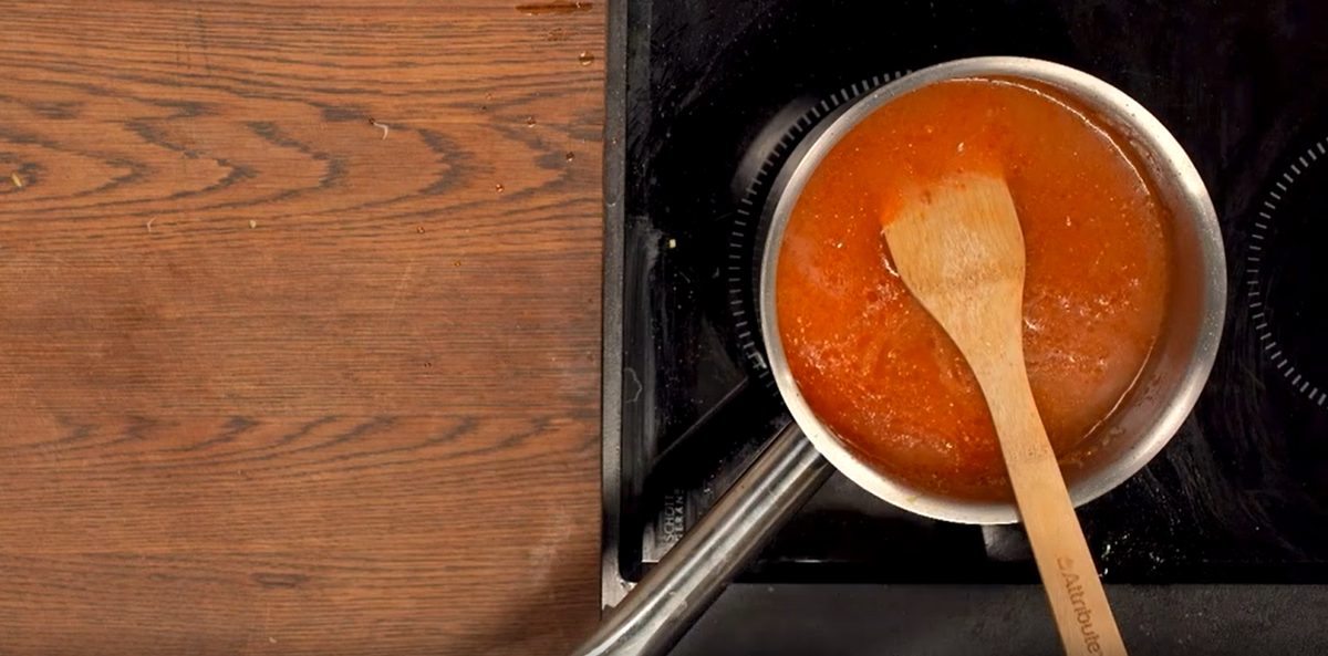 бульон, смешанный с пастой, луком и чесноком