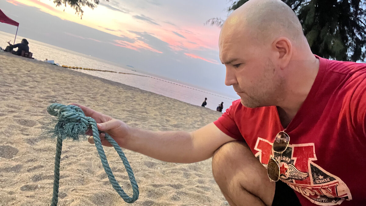 И кто это бросает такие веревки на пляже?