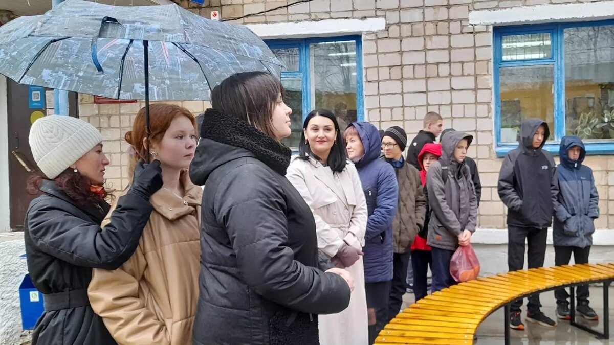     Воздушные шары, речи местных депутатов, перерезанная ленточка и небольшой концерт чтецов. Так в Балезино прошла торжественная церемония открытия скамейки. О завершении инвестиционного проекта в рамках молодежного инициативного бюджетирования не без гордости отчитались в муниципалитете.