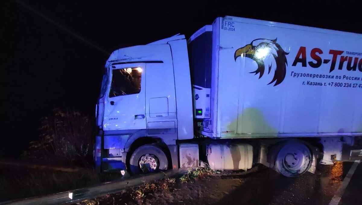     В Воткинске пьяный водитель стал виновником ДТП с тремя автомобилями, двое человек получили травмы. Об этом сообщили в 1 отделе УГИБДД по Удмуртии.