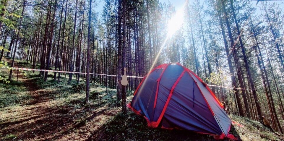Здорово встретить новый день в палатке на природе!