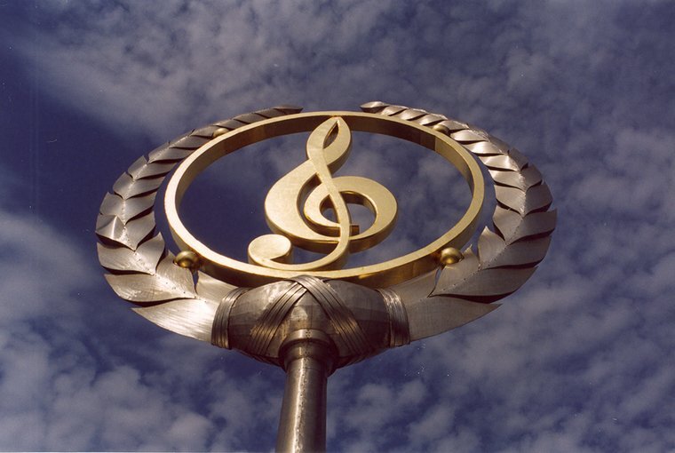 Скульптура-флюгер вращается благодаря специальному роликовому механизму.