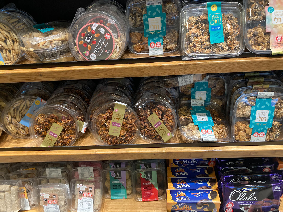 На полках даже мини-маркетов в Израиле можно встретить широкий ассортимент разнообразных сладостей, только вот цены на них - отнюдь не сладкие