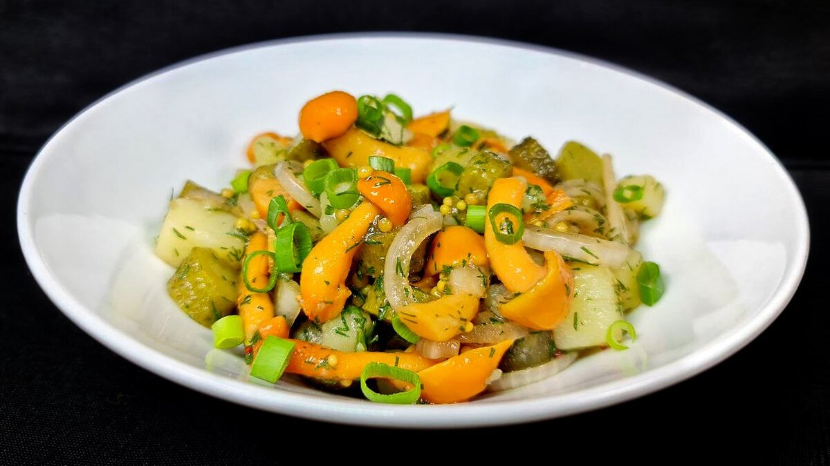 Салат с картофелем и маринованными опятами по-деревенски 🥗 | Несложная  COOLинария | Дзен