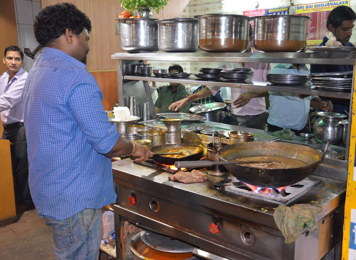 Кухня в одном из кафе на Мейн Базаре - главной торговой улице Дели. Фото автора.